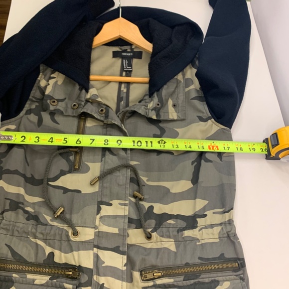 Forever 21 washed camo sweatshirt /hooded utility jacket, with zippered pockets - Picture 11 of 12